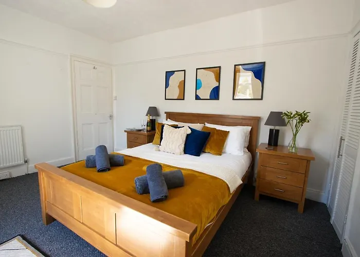 Central Georgian Plymouth 2 Bedroom Apartment - Private Parking - By Habita Property